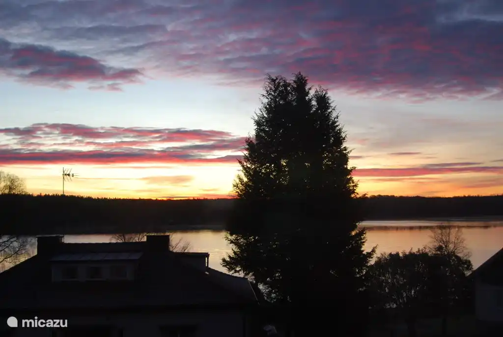 Lever de soleil sur le lac.