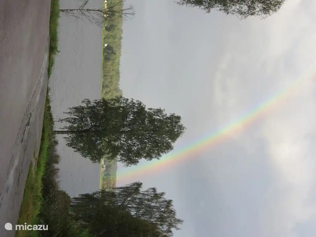 Vue sur le lac. Après la pluie vient le soleil.