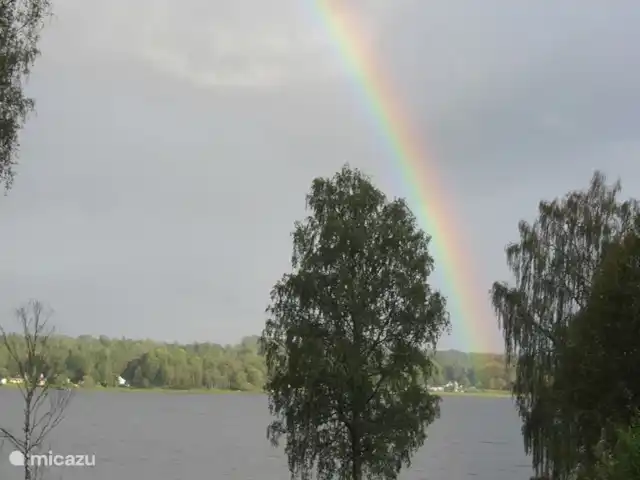 La casa Blanca en Suecia, Västergötland, Vegby - casa vacacional Vista sobre el lago. Después de la lluvia viene el sol.