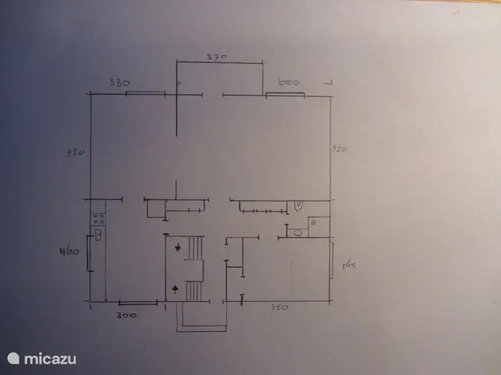 Plan d'étage rez-de-chaussée.
Salle à manger 420 x 330.
Salon 650 x 420.
Cuisine 460 x 300.
Petite chambre 350 x 265, canapé-lit.