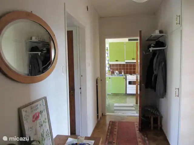 La casa Blanca en Suecia, Västergötland, Vegby - casa vacacional Sala.
Al final la cocina.
Justo el salón.
A la izquierda el recibidor con la puerta de entrada, escaleras al primer piso y al sótano.