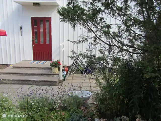 La casa Blanca en Suecia, Västergötland, Vegby - casa vacacional Puerta de entrada de la casa en la parte trasera.