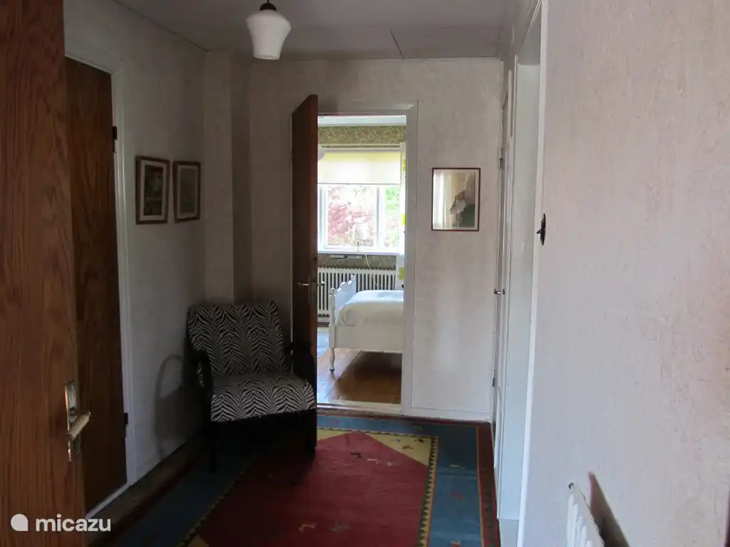 Salle à l'étage.
Au fond la chambre avec deux lits.
A droite les toilettes.
Chambre à gauche avec balcon.