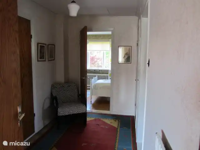 La casa Blanca en Suecia, Västergötland, Vegby - casa vacacional Salón de arriba.
Al fondo el dormitorio con dos camas.
A la derecha el aseo.
Dormitorio izquierdo con balcón.