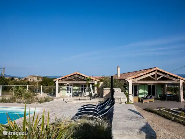 Pierre de Jourdan Domaine | France, Ardèche, Grospierres - villa Les deux maisons pour 12 personnes vues de la piscine privée