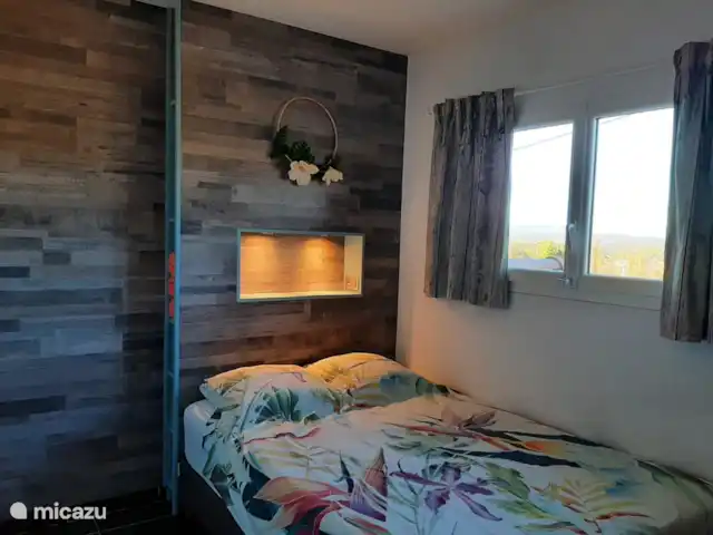 Pierre de Jourdan Domaine | France, Ardèche, Grospierres - villa La chambre familiale 5 a un lit double et un lit superposé.