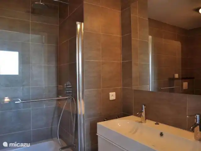 Pierre de Jourdan Domaine | France, Ardèche, Grospierres - villa Salle de bain adjacente à la salle familiale.