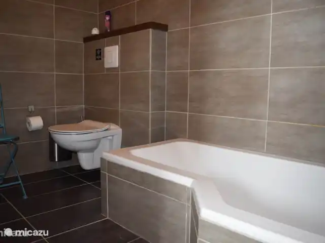 Pierre de Jourdan Domaine | France, Ardèche, Grospierres - villa Salle de bain adjacente à la salle familiale.