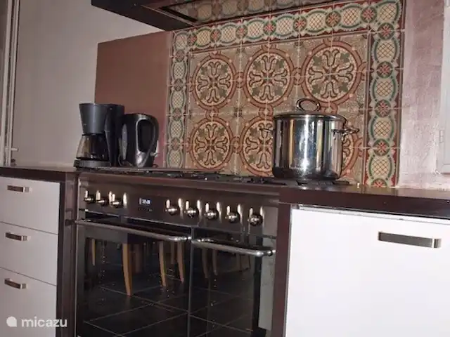 Pierre de Jourdan Domaine | France, Ardèche, Grospierres - villa Le poêle dispose de 5 brûleurs et de 2 fours.
La cuisine est richement équipée avec des ustensiles de cuisine et des épices, ainsi qu’un lave-vaisselle et du linge de cuisine.