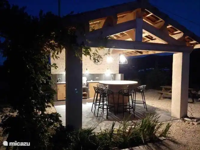 It is also good to stay in the outdoor kitchen in the evening.