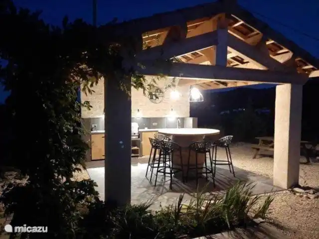 Pierre de Jourdan Domaine | France, Ardèche, Grospierres - villa Il est également bon de rester dans la cuisine extérieure le soir.