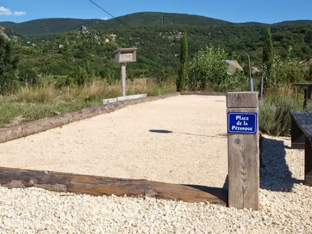 Pierre de Jourdan Domaine | France, Ardèche, Grospierres - villa A 8 heures une partie de petange, les boules sont présentes.