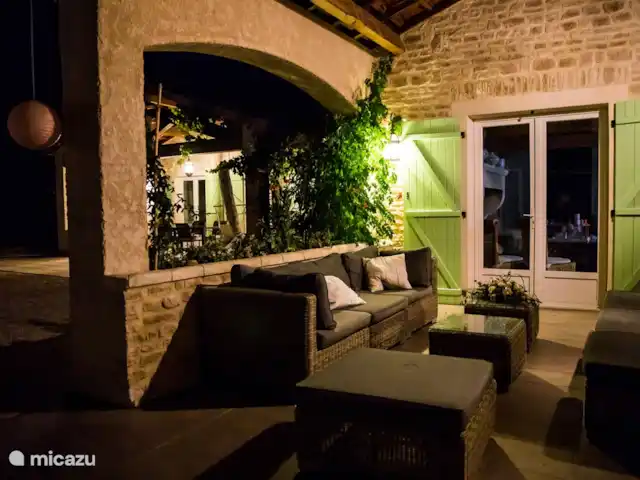 Pierre de Jourdan Domaine | France, Ardèche, Grospierres - villa Les deux terrasses la nuit.