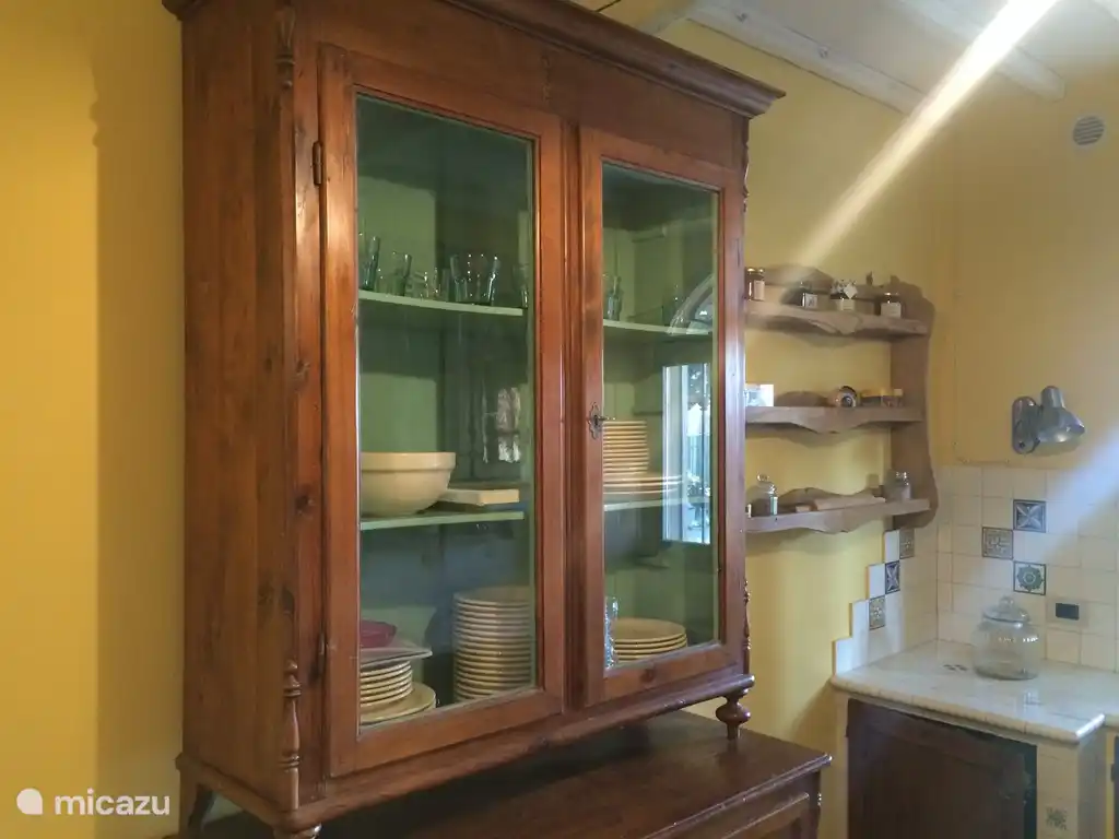 La casa está amueblada de forma acogedora y presta atención a los detalles.