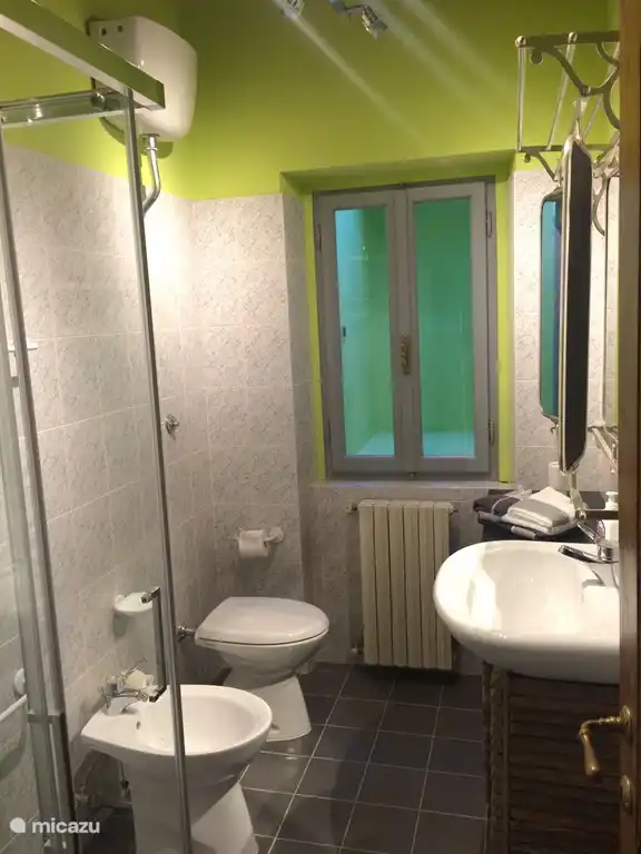 También un buen baño, ¡no hay escaleras aquí!