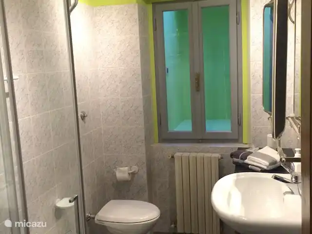 Antico Podere huren in Italië, Toscane, Castiglion Fiorentino - vakantiehuis Ook een mooie badkamer, hier geen trapje!