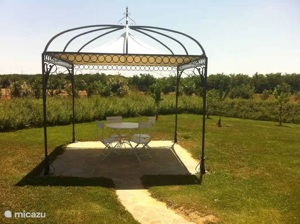 Un lugar extra con sombra para cuando no quieras sentarte junto a la piscina por un tiempo.