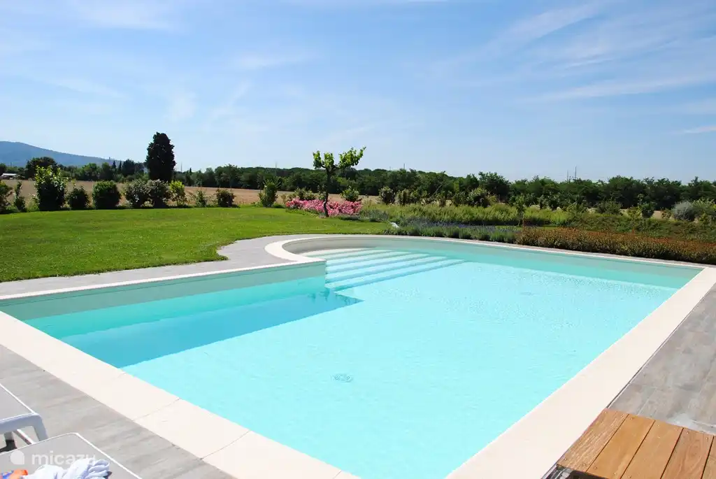 La piscina con hermoso jardín.