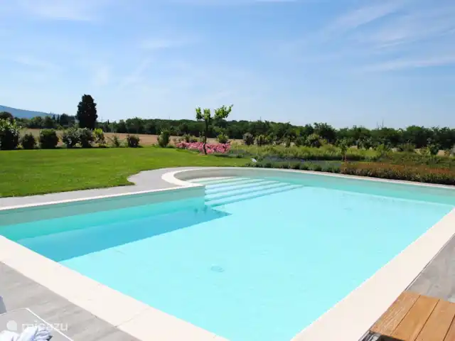 Antico Podere huren in Italië, Toscane, Castiglion Fiorentino - vakantiehuis Het zwembad met fraai aangelegde tuin.