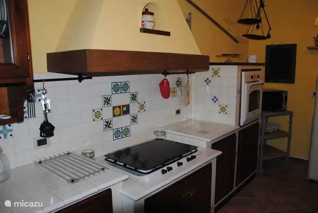 Una hermosa cocina típica toscana totalmente equipada.