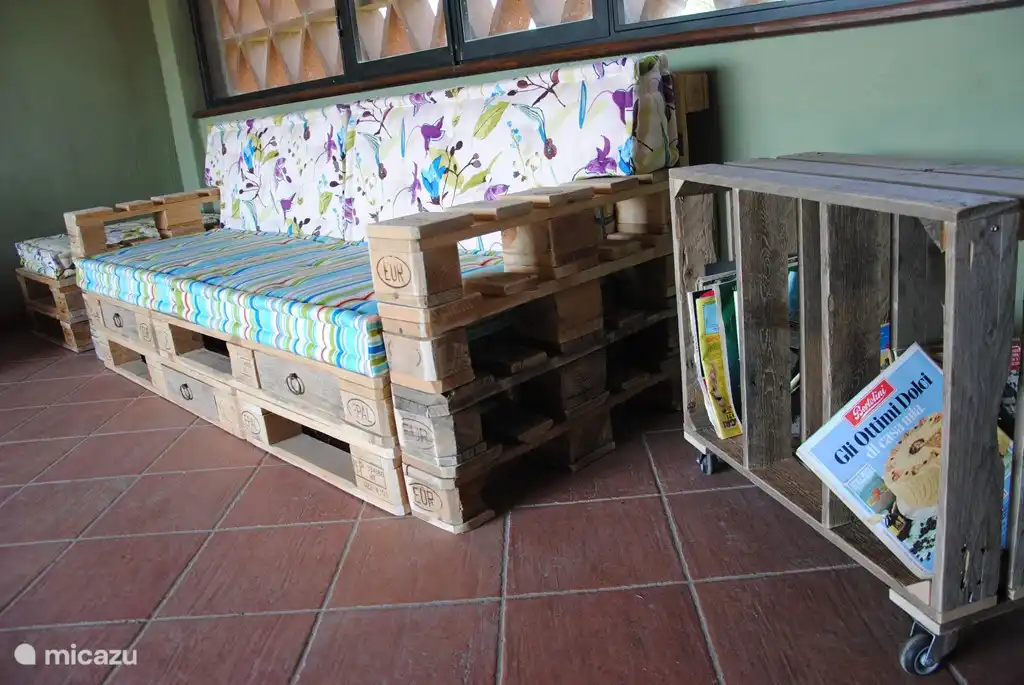 En el anexo hay una sala de recreo con un partido de fútbol profesional.