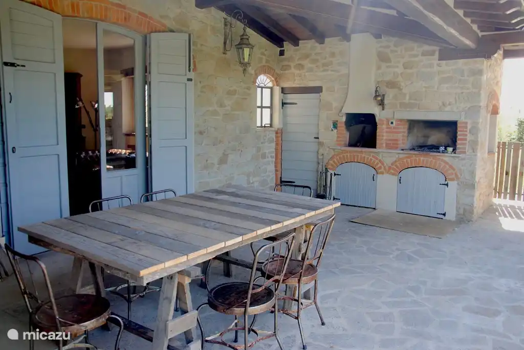 Acogedor comedor al aire libre bajo el techo.