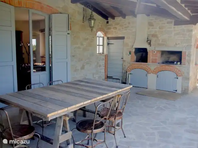 Antico Podere huren in Italië, Toscane, Castiglion Fiorentino - vakantiehuis Gezellig buiteneten onder de overkapping.