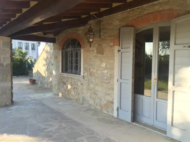 Antico Podere huren in Italië, Toscane, Castiglion Fiorentino - vakantiehuis Een mooie overkapping aan het huis zorgt in de zomer voor wat koelte en in voor- en najaar voor langer buiten zitten.