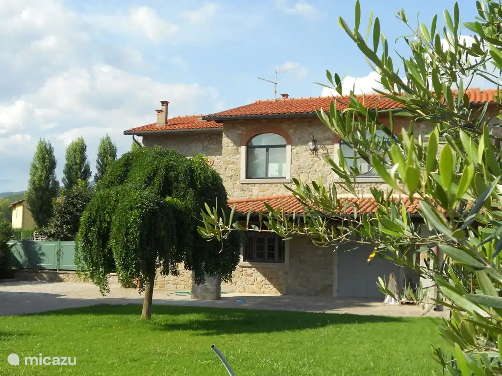 La casa tiene un hermoso jardín parquizado y bien cuidado.