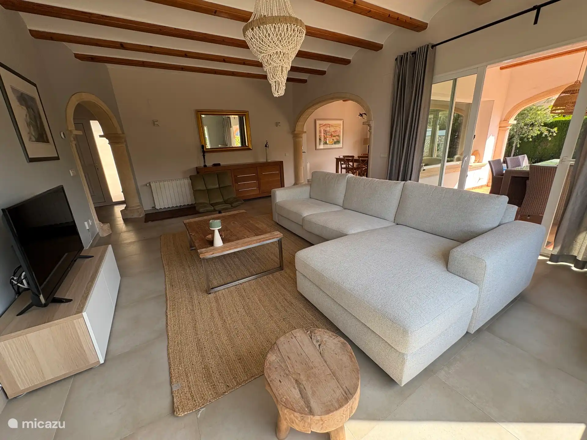 Huiskamer met comfortabele, nieuwe  loungebank
