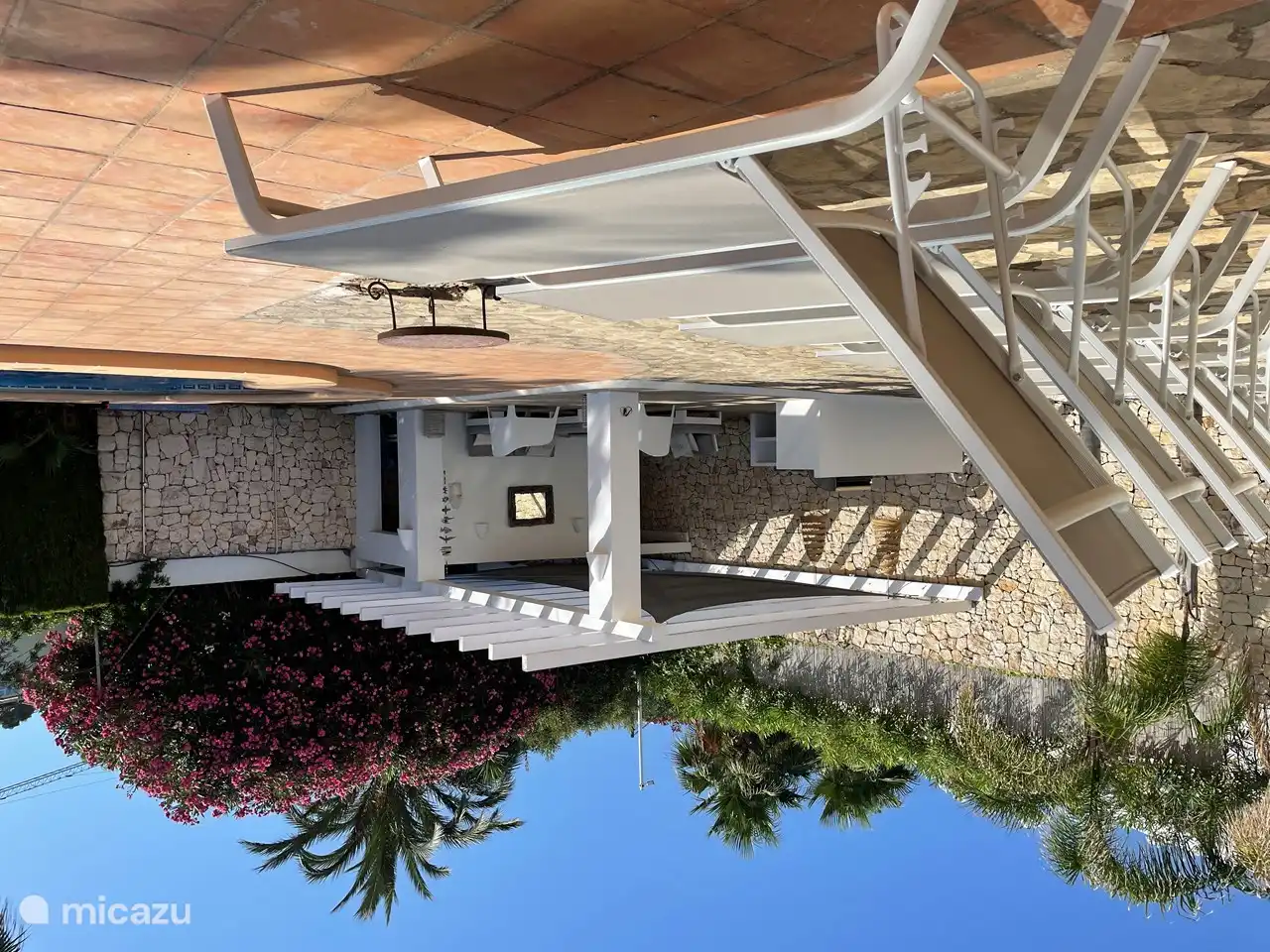 Relax on the luxurious sunbeds