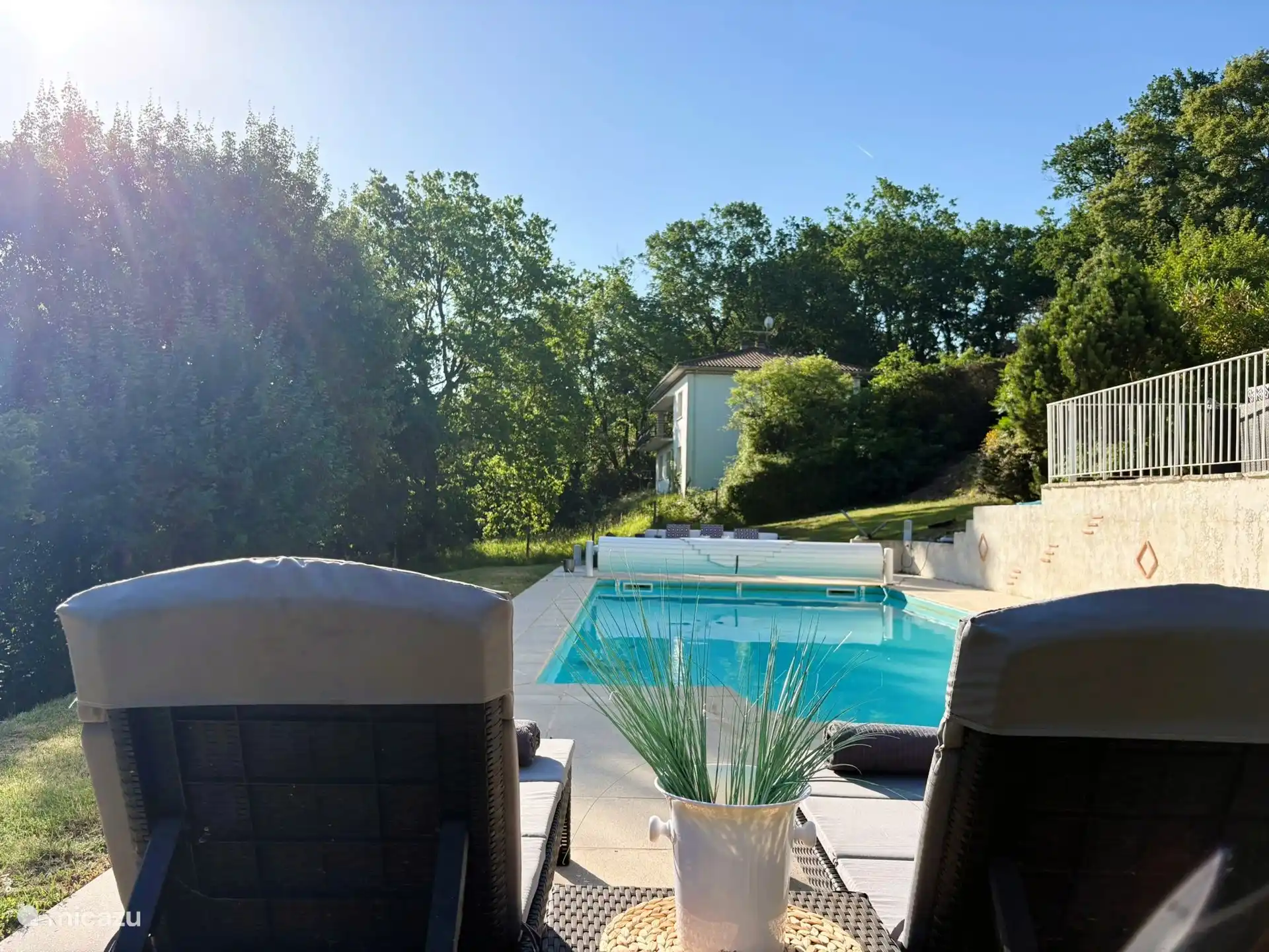 Das Schwimmbecken mit Liegestühlen