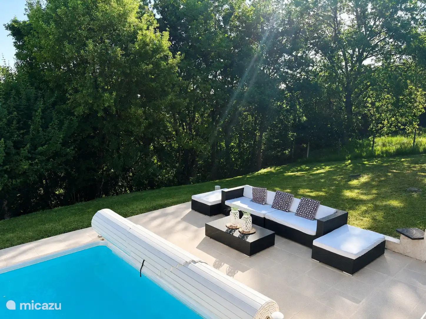 Lounge set bij privé zwembad