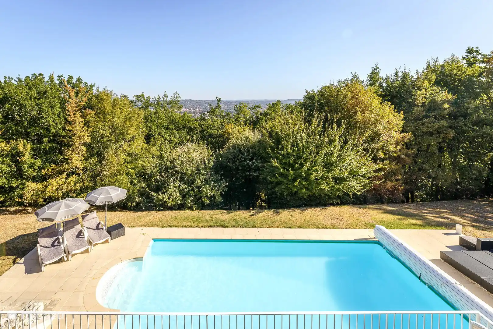 Privé zwembad met prachtig uitzicht vanaf het balkon