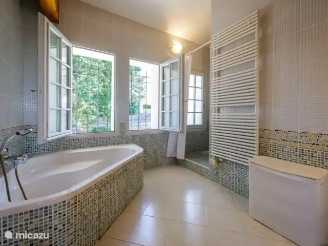 Rocaille | France, Lot-et-Garonne, Pujols - villa Salle de Bains