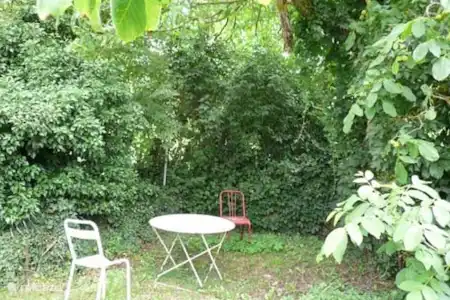Vakantiehuis Frankrijk, Haute-Loire, Chaniat appartement Vue Merveilleuse terras onder notenboom