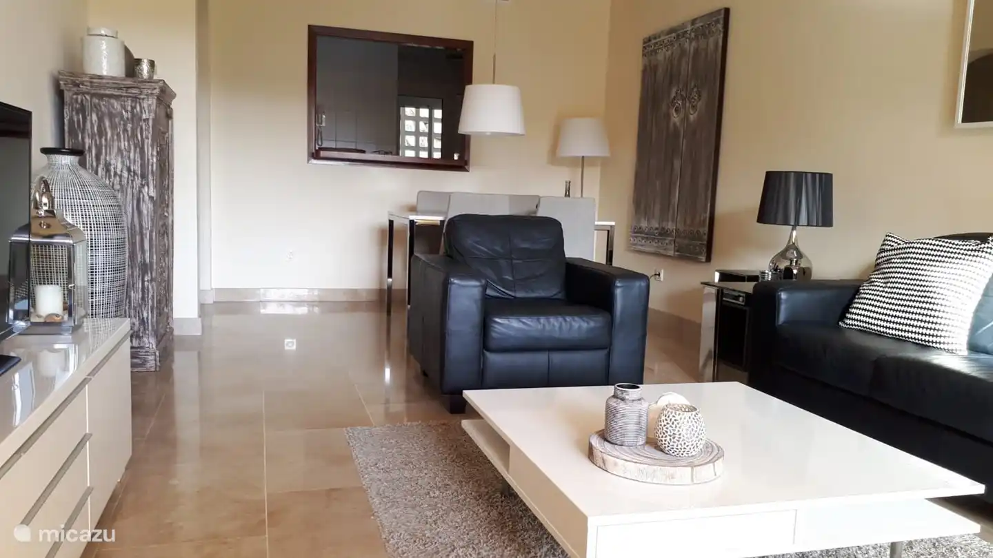 Wohnzimmer von der Terrasse aus gesehen