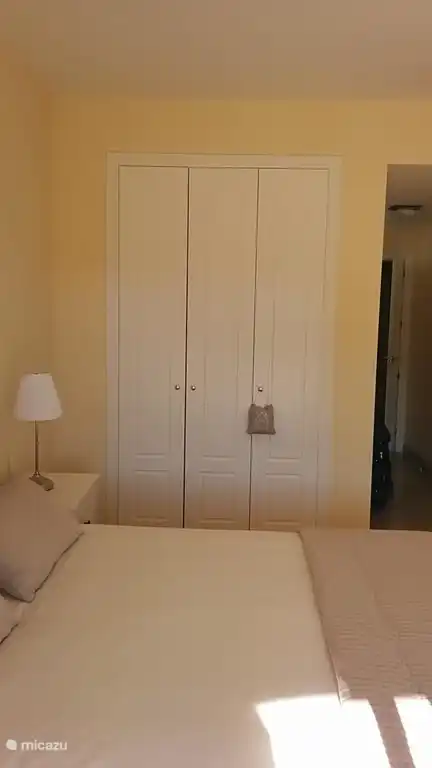 Hauptschlafzimmer mit viel Stauraum inklusive einem Safe und ausreichend Kleiderbügel.