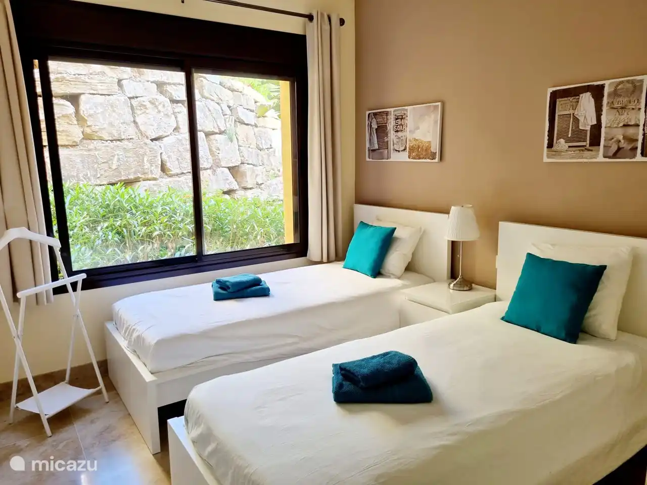 Das zweite Schlafzimmer mit zwei Einzelbetten, ideal für Kinder