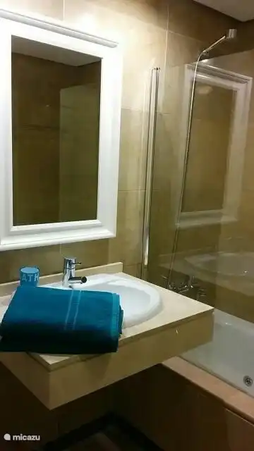 Bad en Suite mit Whirlpool-Badewanne, Waschbecken, Bidet und WC