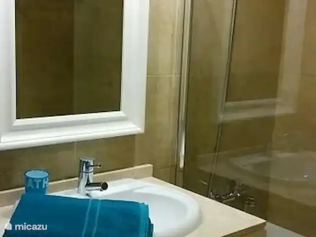Appartement Duquesa Village huren in Spanje, Costa del Sol, Manilva - appartement Badkamer en suite met bubbelbad, fontein, toilet en bidet.