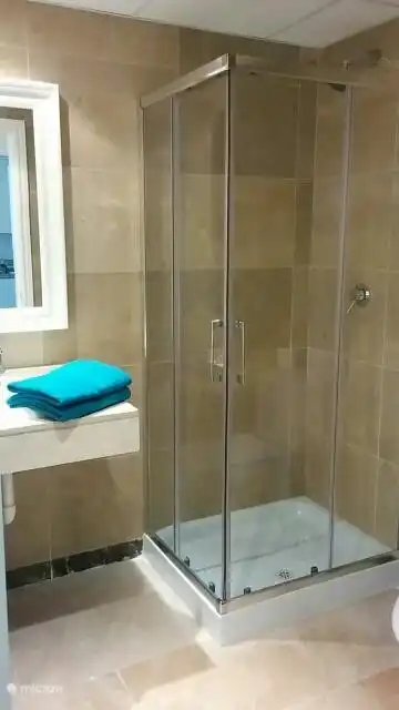 2. Badezimmer mit Dusche, Waschbecken, WC und Bidet