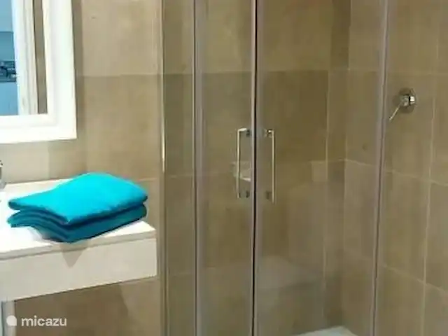 Appartement Duquesa Village huren in Spanje, Costa del Sol, Manilva - appartement Tweede badkamer met douchecabine, fontein, toilet en bidet.