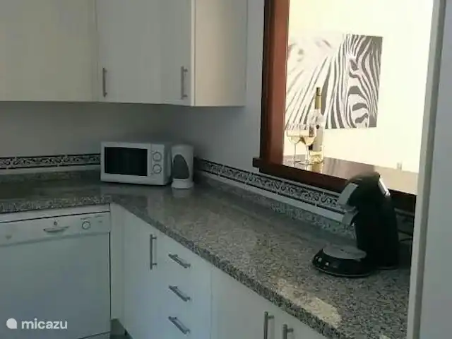 Appartement Duquesa Village huren in Spanje, Costa del Sol, Manilva - appartement Keuken met o.a. een oven, keramische kookplaat, vaatwasser, koelkast, wasmachine en droger.