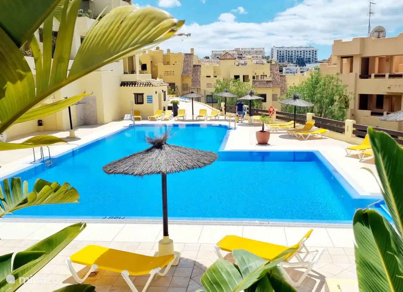 Das Schwimmbad am Eingang des Duquesa Village, Block 16