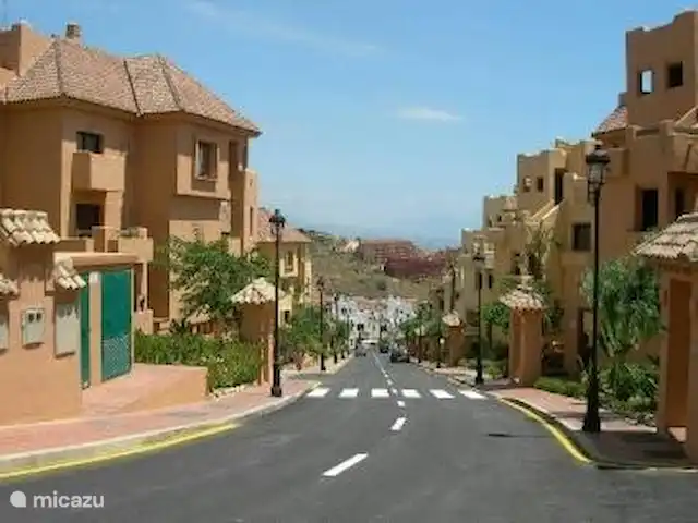 Appartement Duquesa Village huren in Spanje, Costa del Sol, Manilva - appartement De weg door het park.