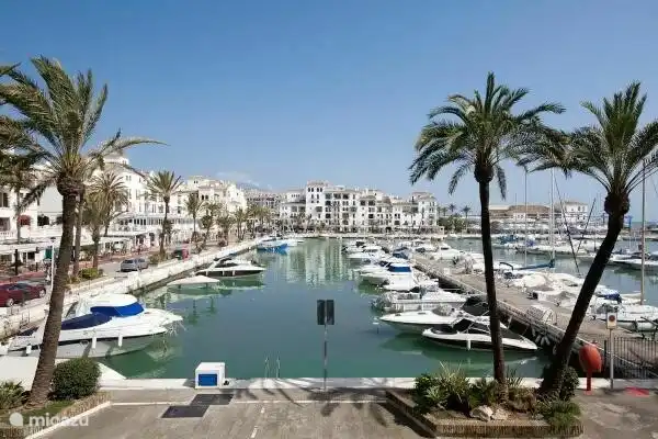 Die schöne Hafen von La Duquesa mit mehreren Restaurants und Terrassen