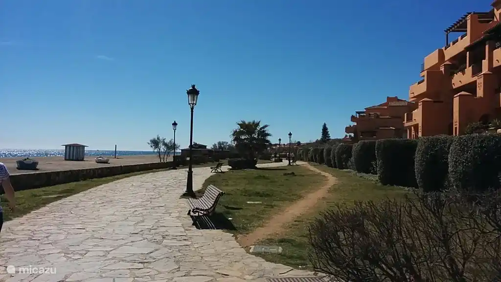 Der kilometerlange Strand von Duquesa mit Fußgängerzone