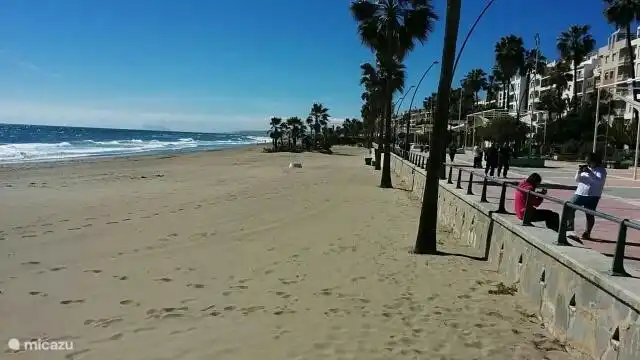 Der breite Strand und die Strandpromenade von Estepona