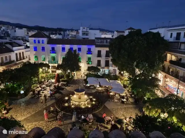 Estepona, der orangefarbene Platz von der Terrasse des Restaurants Makako im Hotel El Pilar